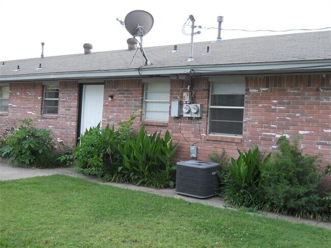 Foto del edificio - 829 Russell Cir