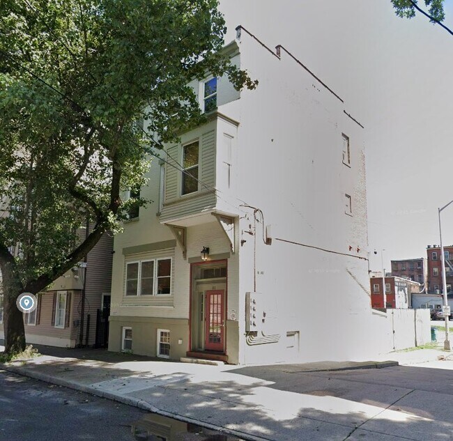 Afuera - 81 Cannon St