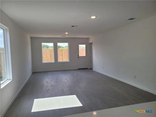 Building Photo - Room in House on Noir Ln