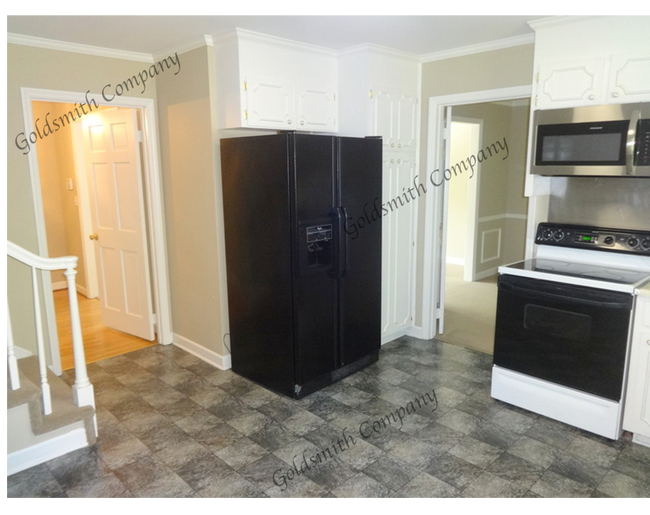 Building Photo - 4-Bedroom Spacious Home with 3 Full Baths ...