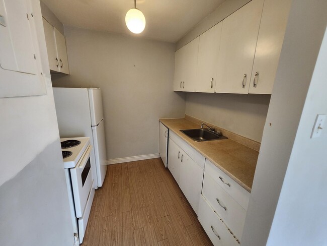 Building Photo - 84 Dufferin Ave