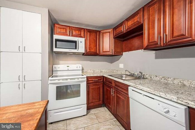 Foto del edificio - 2221 E Baltimore St