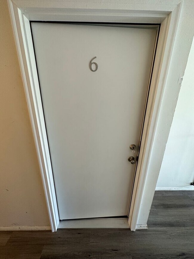 Foto del edificio - Updated 1 bedroom/1 bath in Edgewater! 1st floor Unit! Secure Building- Off Street Parking