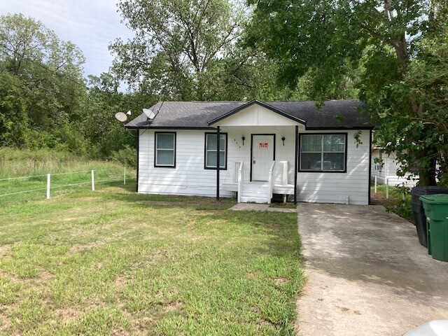 Foto principal - 5810 E Houston Rd