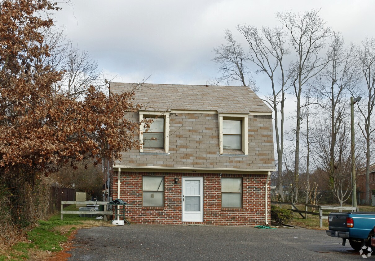 Building Photo - 984 Cherokee Rd