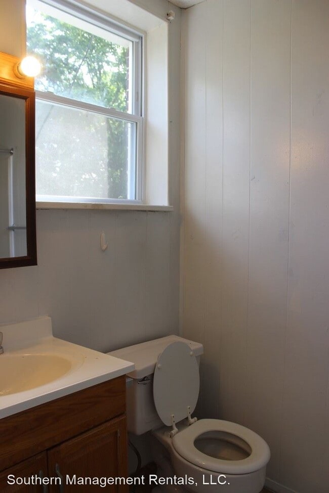 Building Photo - 2 br, 1 bath House - 100 School St Apt J