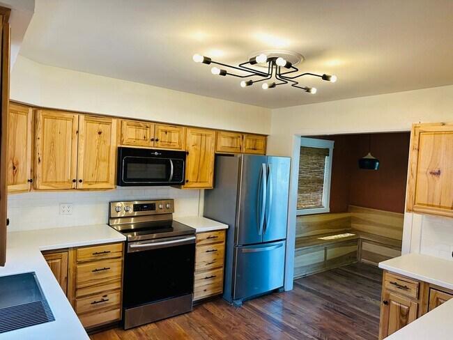 Foto del edificio - 4+ bedroom, 2 bath with Hot Tub, Fenced Yard and Garage