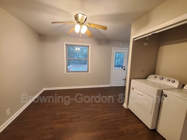 Building Photo - 3947 Creekside Dr