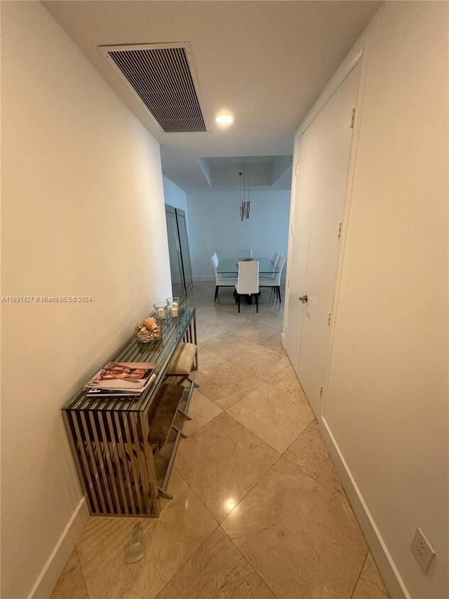 Foto principal - 16001 Collins Ave