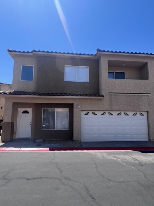 Foto principal - Three bedroom townhouse with 2 car garage