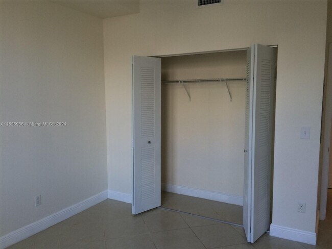 Foto del edificio - 1350 NW 8th Ct