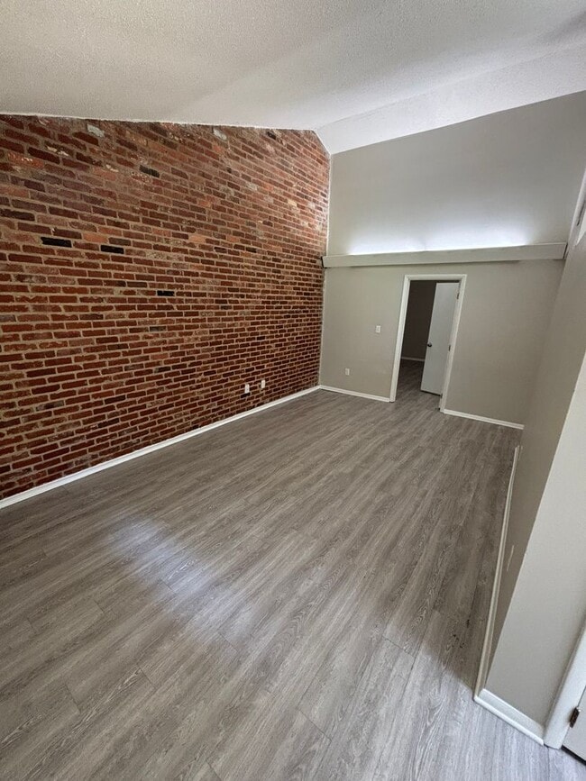 Foto del edificio - 2 Bedrooms / 1.5 Bathrooms ~ Crossroads Area ~