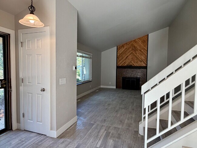 Building Photo - Spacious 4 bedroom, 3 bathroom home in the heart of Aurora is ready for immediate move in! Conven...