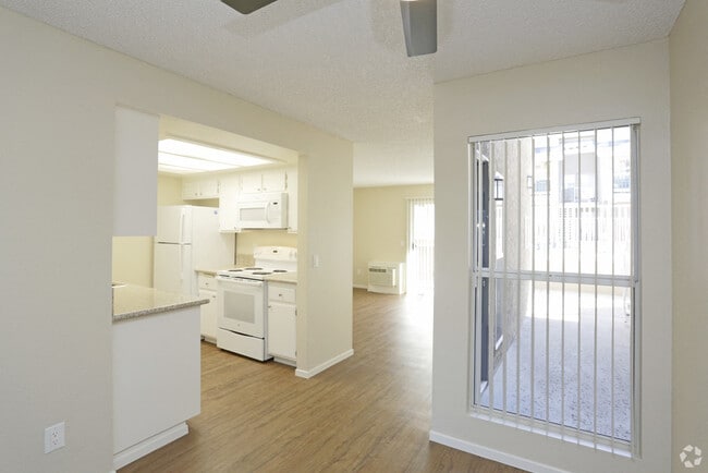 Vista de la cocina desde la sala de estar - Benchmark Apartments