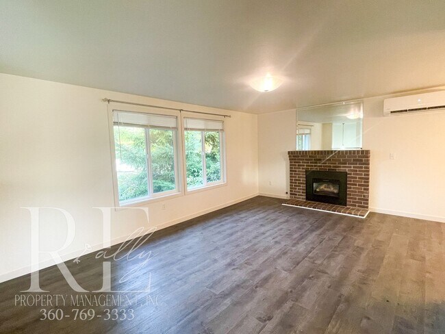Foto del edificio - Remodeled w Heat Pump and Large Deck