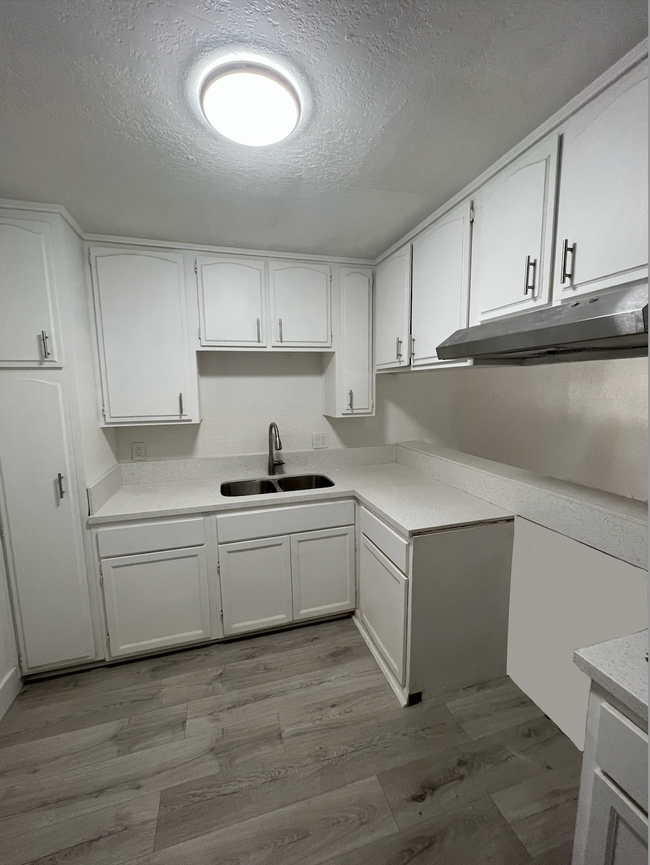 Foto del edificio - 7949 Bright Ave