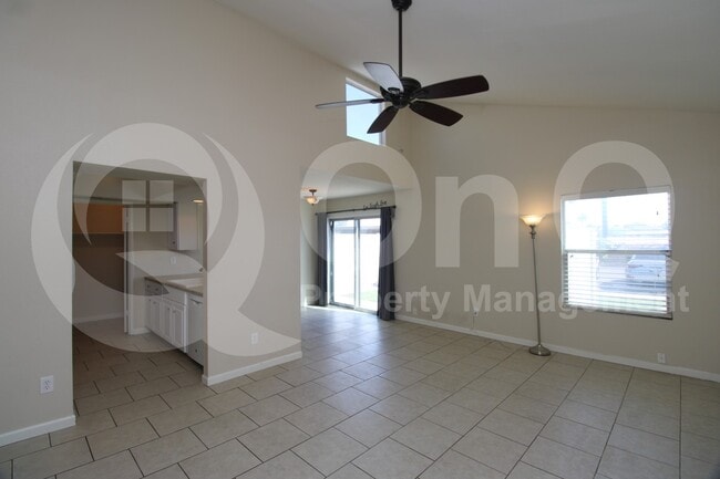 Building Photo - 928 E Diamond Dr