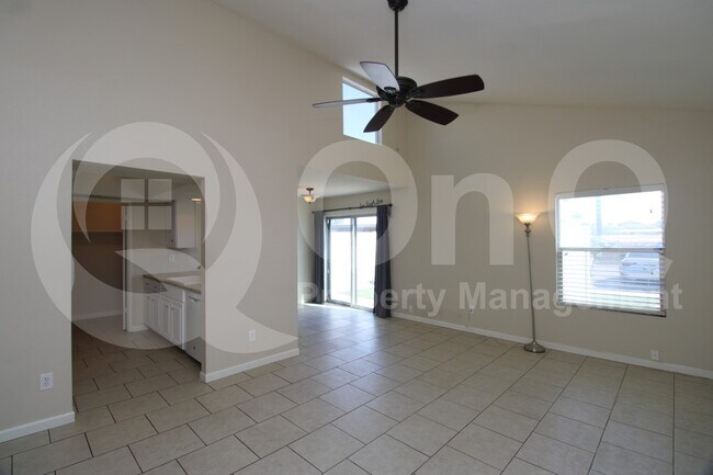 Foto del edificio - 928 E Diamond Dr