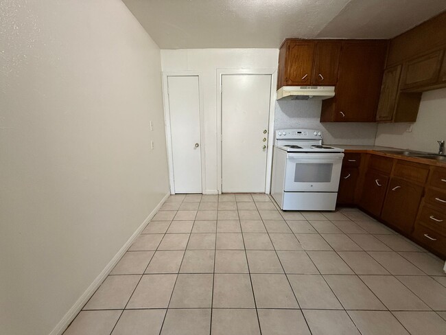 Building Photo - 803 Sissom Rd