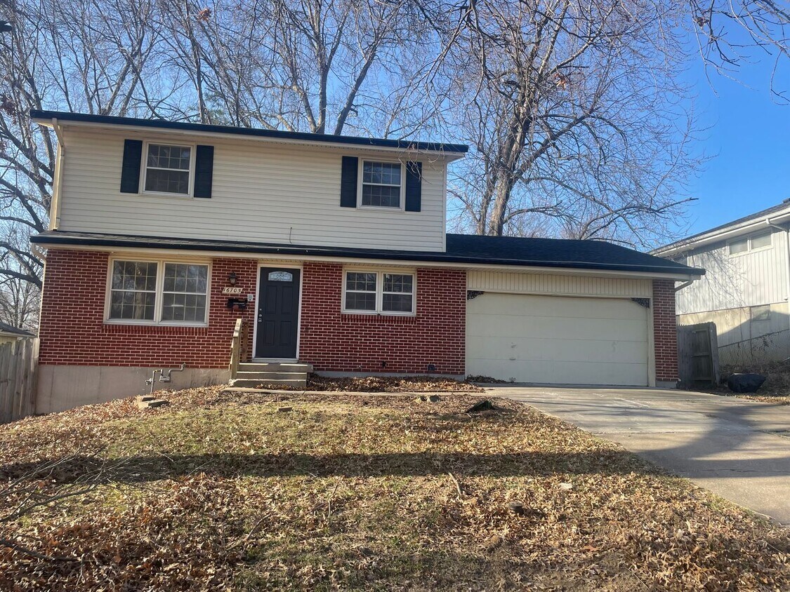 Primary Photo - Huge 4 bedroom/2 bathroom home in Independ...