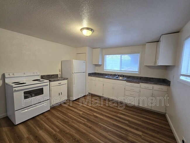 Building Photo - 320 NE Jorgen St
