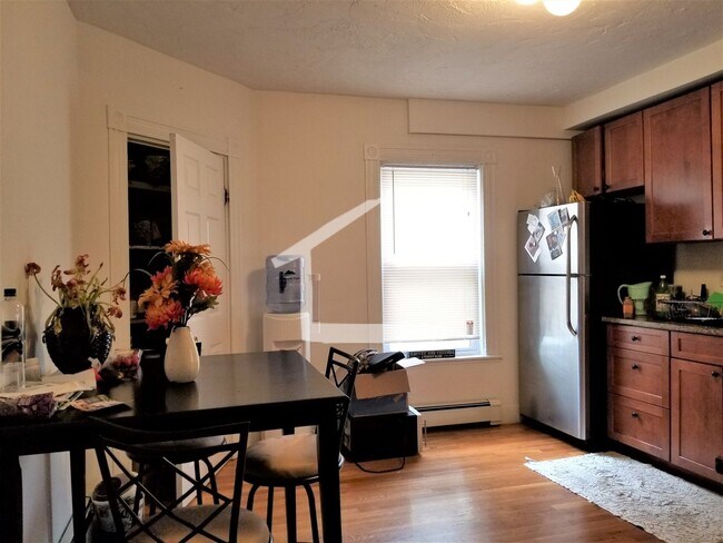 Foto del edificio - Awesome 3bed 1 bath Duplex in Brighton...