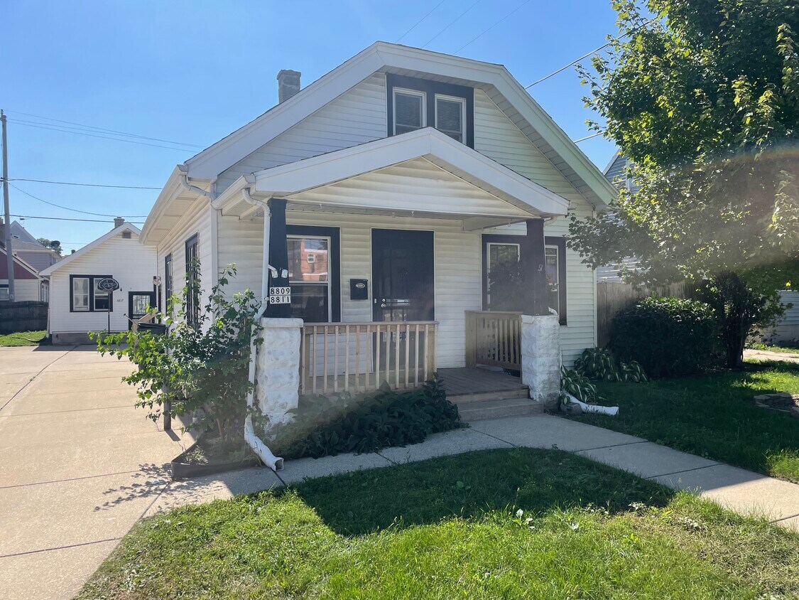 Front - 8809 W Becher St