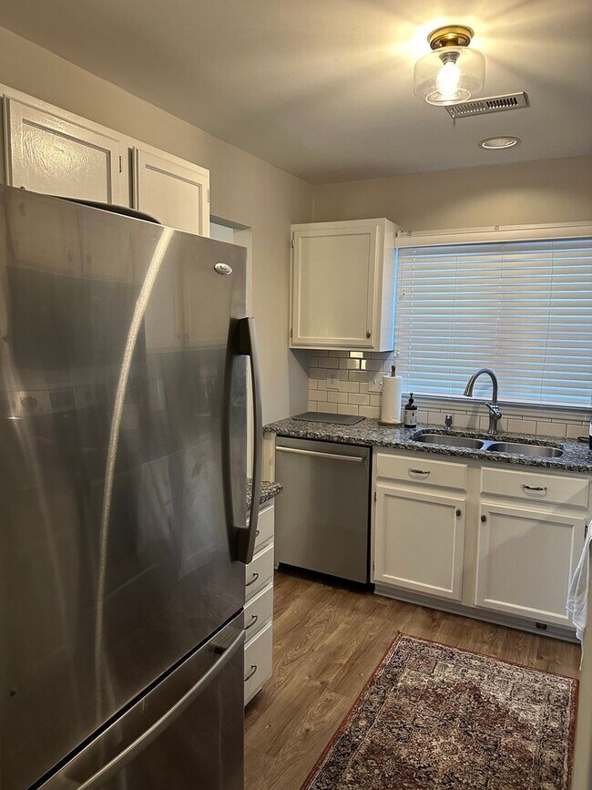 Foto del edificio - Charming 2BR Condo in Charlotte