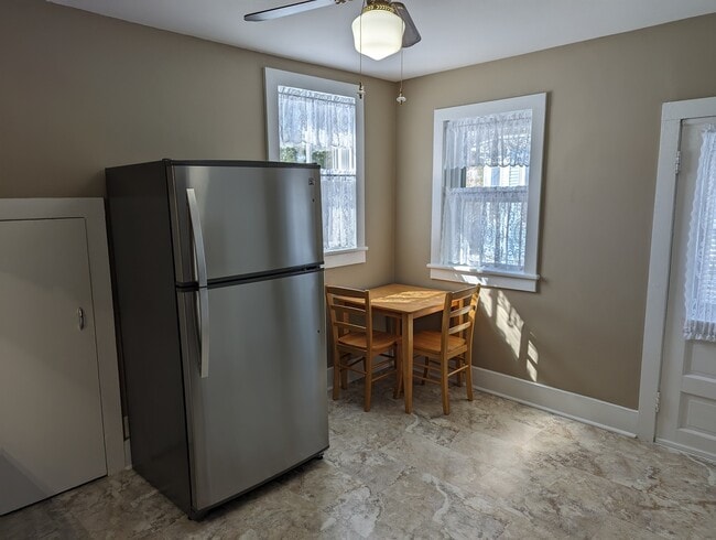 Building Photo - 837 W Stephenson St