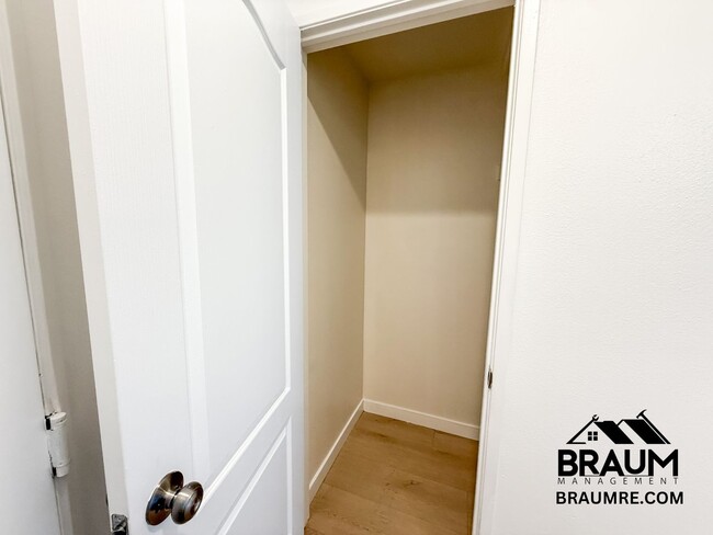 Foto del edificio - 7323 Winnetka Ave