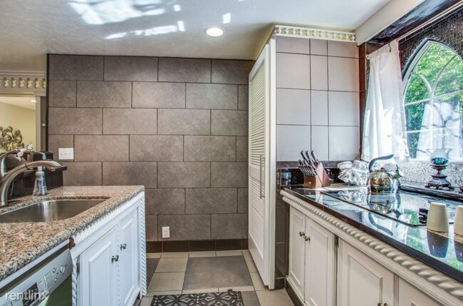Foto del edificio - 1 br, 1 bath House - 4416 N. Hall Street