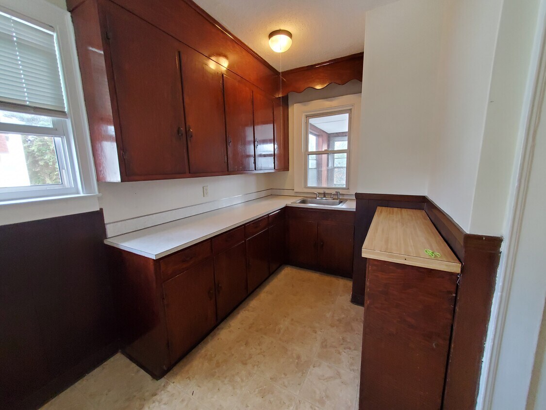 29 Linnmoore St Unit 2nd FL, Hartford, CT 06114 Apartments in Hartford, CT