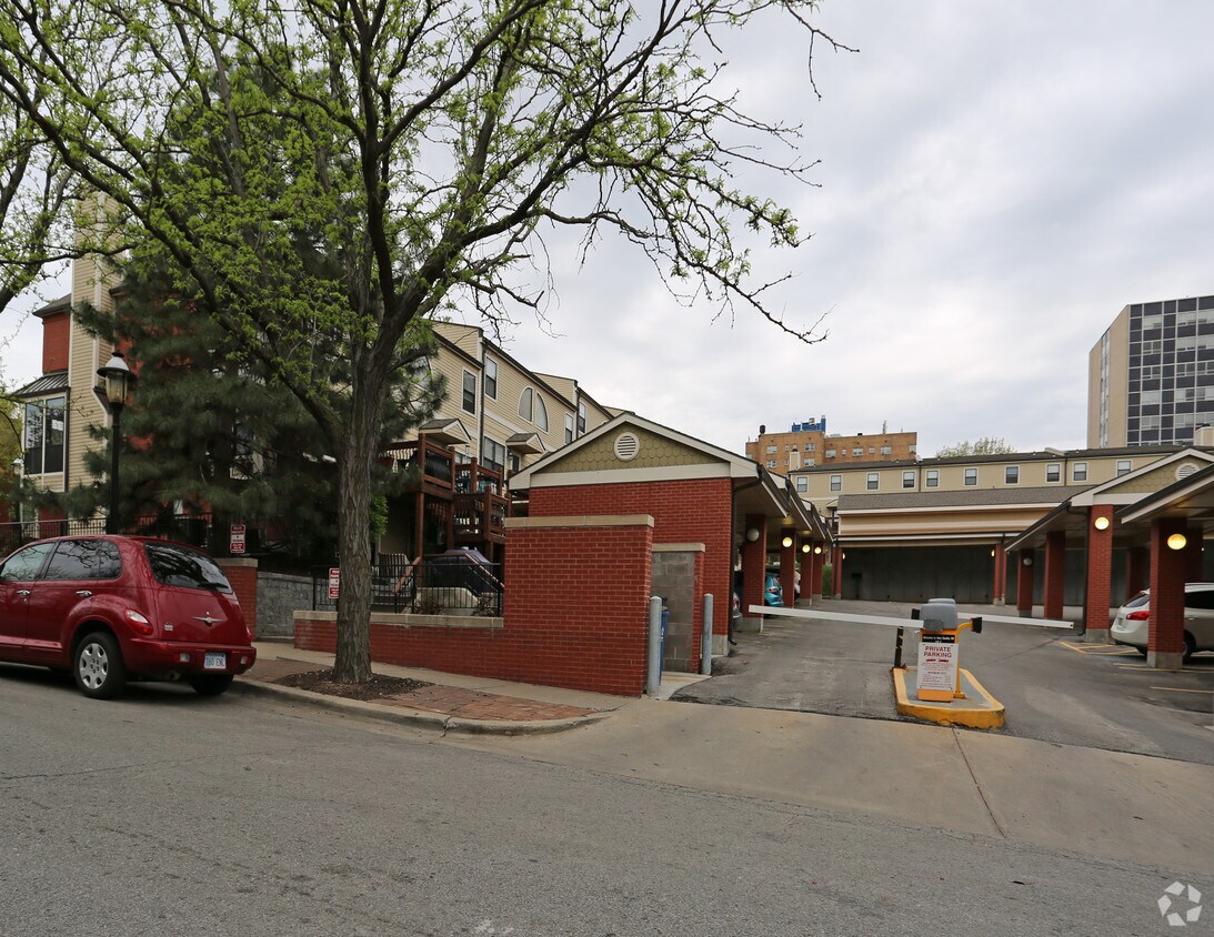 Building Photo - 500 W 10th St