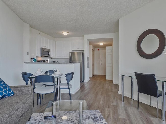 Building Photo - 33 Hudson St