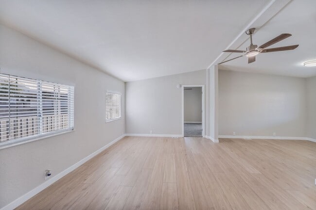 Foto del edificio - Welcome to this beautifully upgraded 3-bed, 2-bath single-family home in the heart of Sunrise Manor!