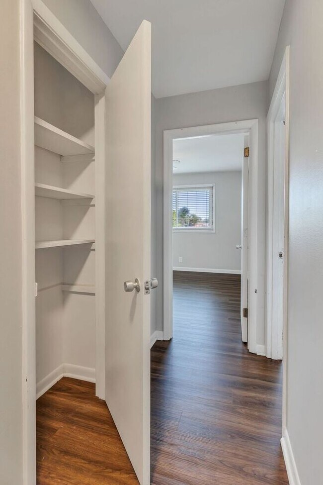 Foto del edificio - 2 Bedroom Unit was recently renovated.  Live walking distance from the downtown square or steps f...