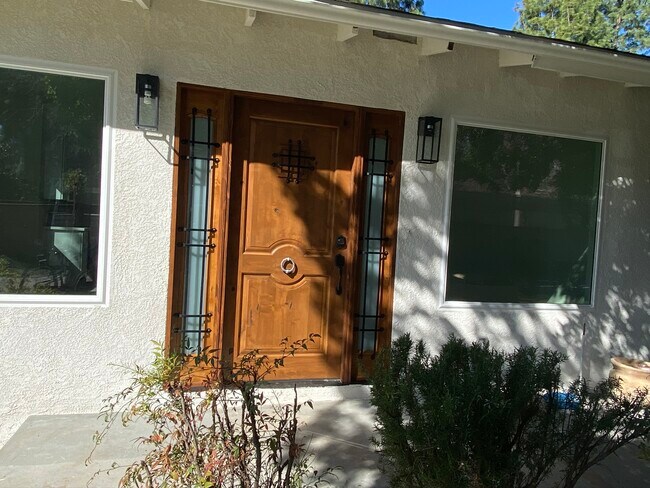 Building Photo - 109 W Claremont St