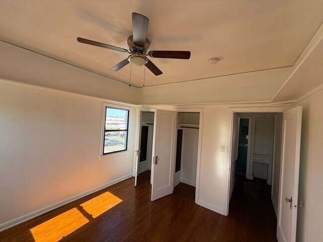 Foto del edificio - 5942 Willoughby Ave