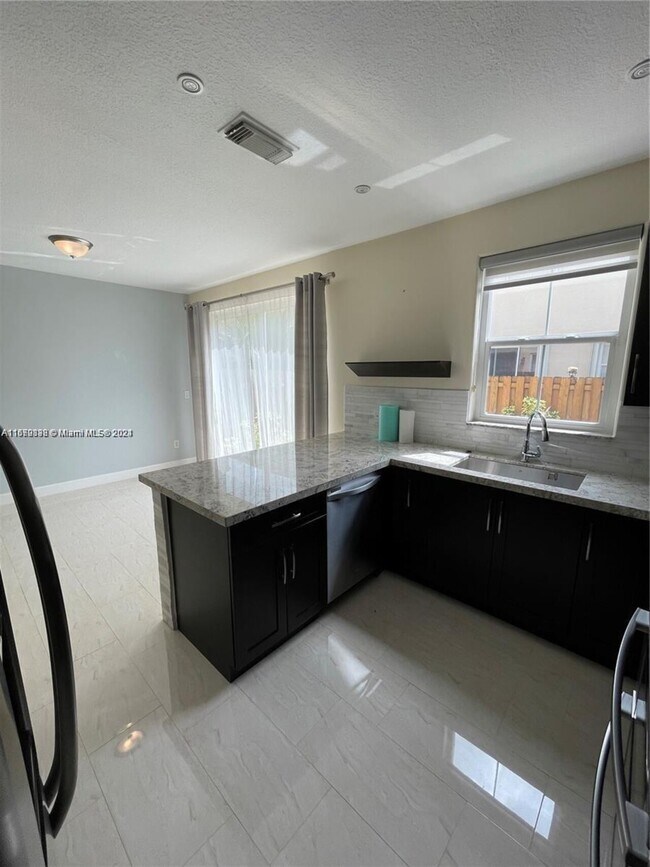 Foto del edificio - 3115 NW 101ST PL
