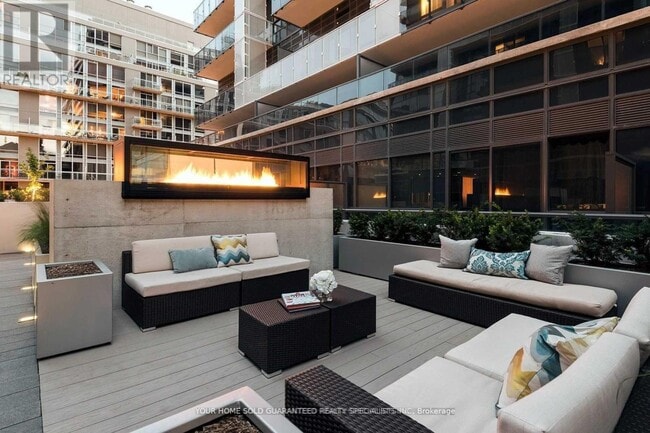 Building Photo - 1030 King St W