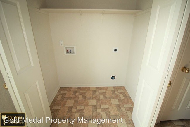 Foto del edificio - 811 Industrial Ave