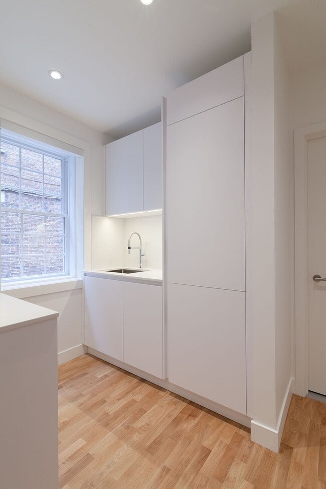 Building Photo - 2060 Rue du Fort