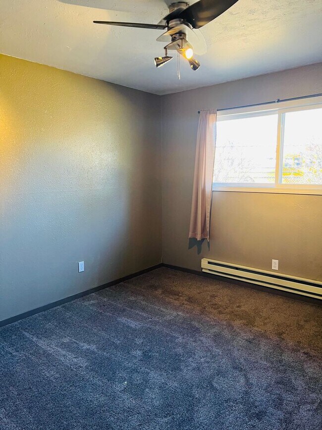 Building Photo - 5408/5410 Helen Ct