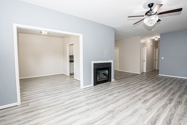 Building Photo - Stunning Two Bedroom, Two Bathroom Apartme...