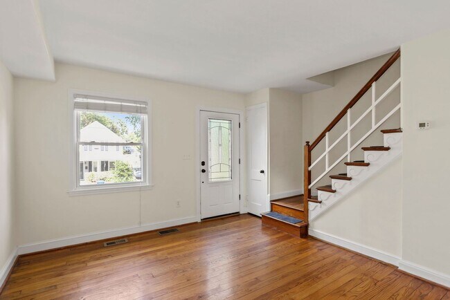 Building Photo - 2bed/2bath Rowhome near Old Town Alexandria!