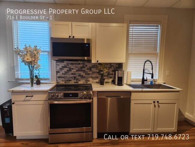 Foto del edificio - Spacious unit full of character in the hea...