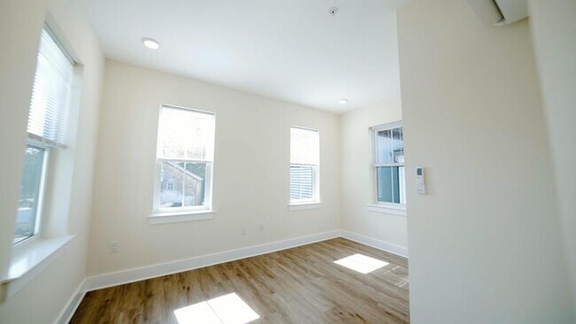 Foto del edificio - 6830 Ridge Ave