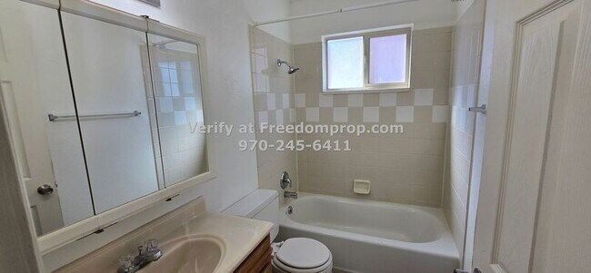 Foto del edificio - 1625 White Ave