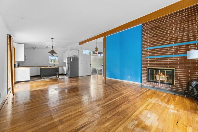 Building Photo - Bellevue Eastgate Mid-Century Modern