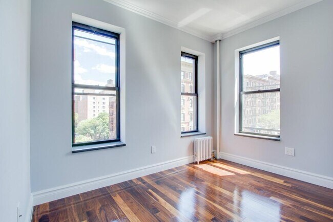 Building Photo - 334 E 6th St